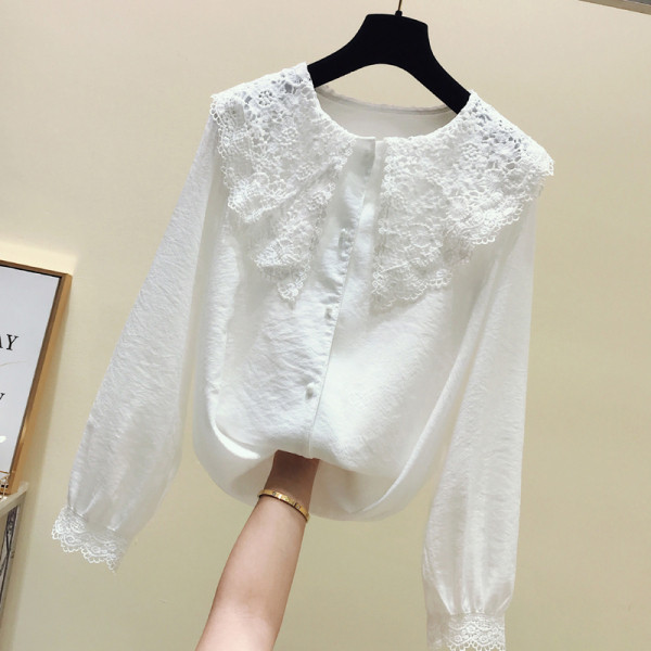Retro stílusú női ing csipkével a gallérján és az ujjain