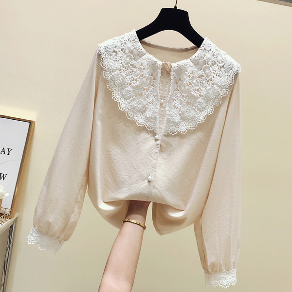 Retro stílusú női ing csipkével a gallérján és az ujjain