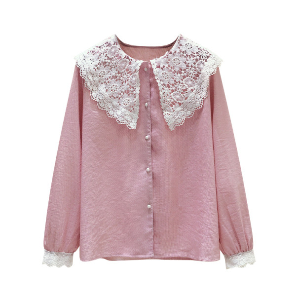 Retro stílusú női ing csipkével a gallérján és az ujjain