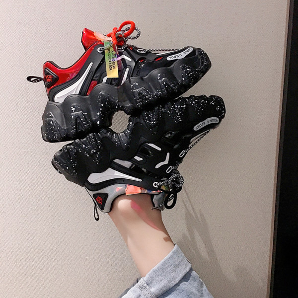 Modern női tornacipő fényes elemekkel, durva talppal és fűzővel