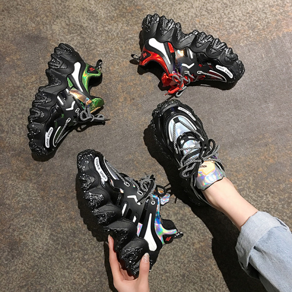 Modern női tornacipő fényes elemekkel, durva talppal és fűzővel