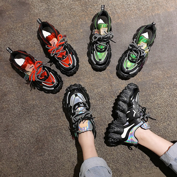 Modern női tornacipő fényes elemekkel, durva talppal és fűzővel