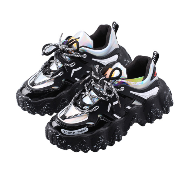 Modern női tornacipő fényes elemekkel, durva talppal és fűzővel