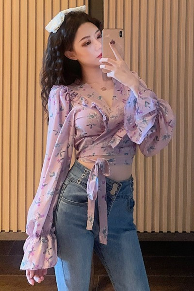 Pavasarinė moteriška palaidinė su gėlių raštu ir kaklaraiščiais