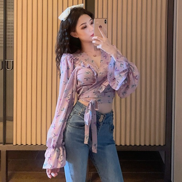 Pavasarinė moteriška palaidinė su gėlių raštu ir kaklaraiščiais