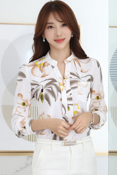 Modernūs moteriški marškiniai su kišenėmis ir gėlių raštu