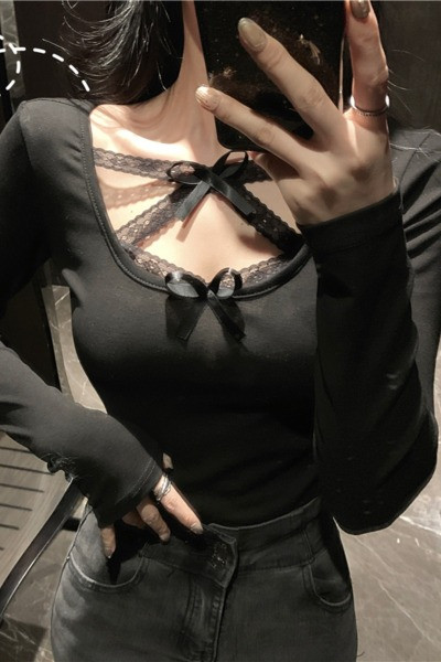 Testhezálló női blúz ovális nyakkivágással és csipkeelemekkel