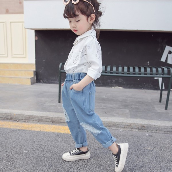 Bērnu džinsi ar kabatām un saplēstiem motīviem meitenēm