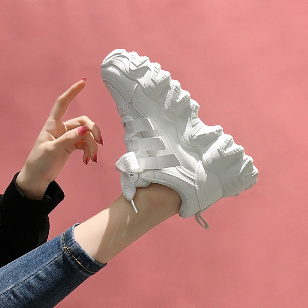 Ženske sportske tenisice od eko kože sa grubim đonom i vezicama