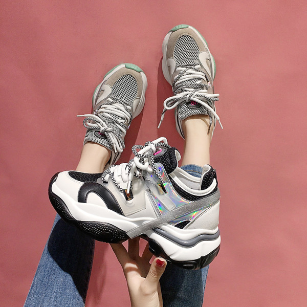 Pavasara sieviešu kedas ar sietu un augstu zoli