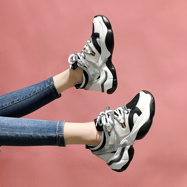 Pavasara sieviešu kedas ar sietu un augstu zoli