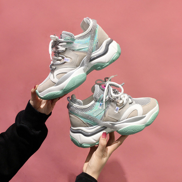 Pavasara sieviešu kedas ar sietu un augstu zoli