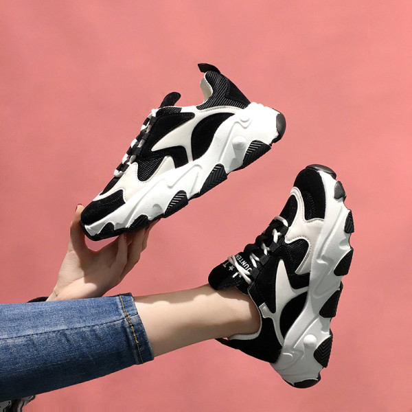 Eco velúrból készült kétszínű női tornacipő durva talppal és fűzővel