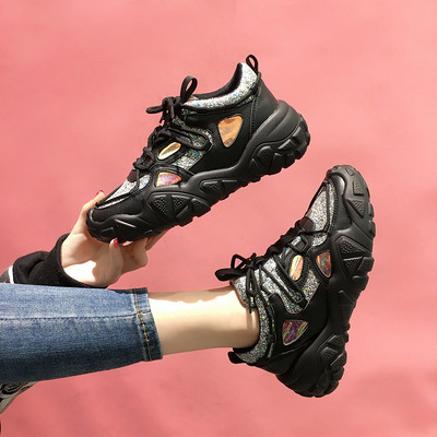 Fényes hatású, durva talpú, alkalmi női tornacipő