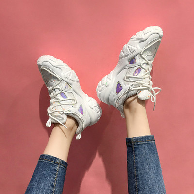 Fényes hatású, durva talpú, alkalmi női tornacipő