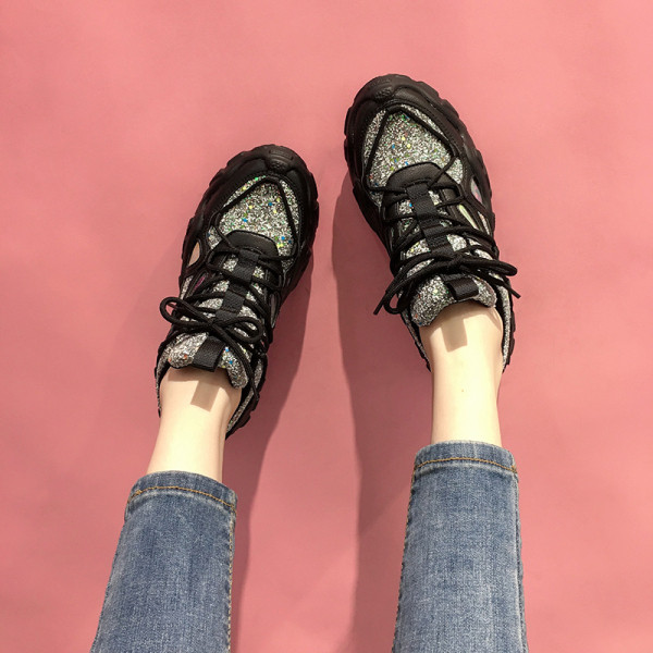 Fényes hatású, durva talpú, alkalmi női tornacipő