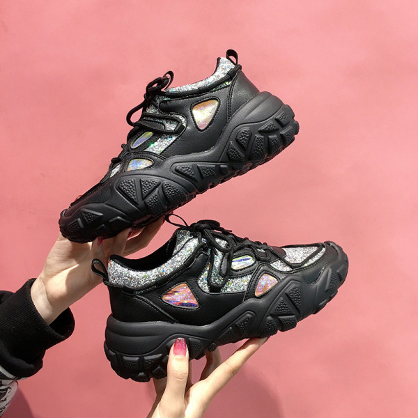 Fényes hatású, durva talpú, alkalmi női tornacipő