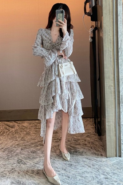 Rochie de damă asimetrică de primăvară cu decolteu spitz și mâneci lungi