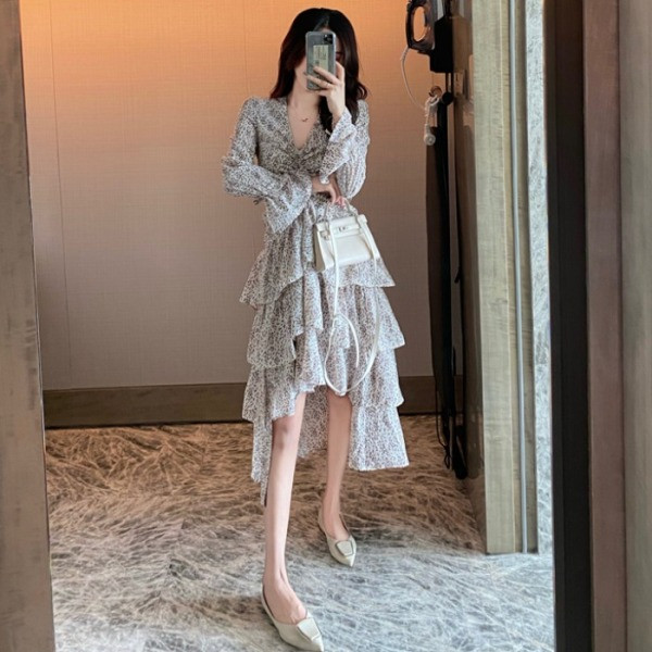 Rochie de damă asimetrică de primăvară cu decolteu spitz și mâneci lungi