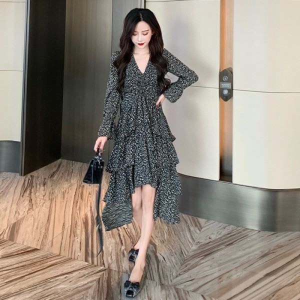 Rochie de damă asimetrică de primăvară cu decolteu spitz și mâneci lungi