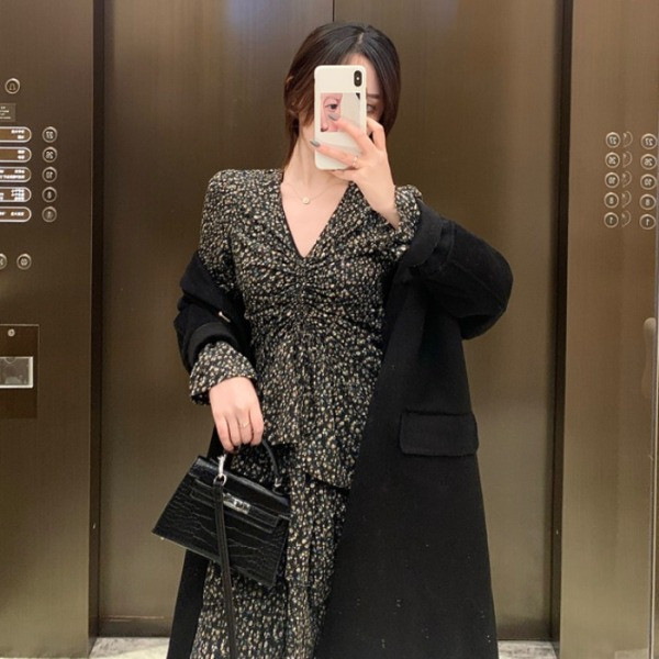 Rochie de damă asimetrică de primăvară cu decolteu spitz și mâneci lungi