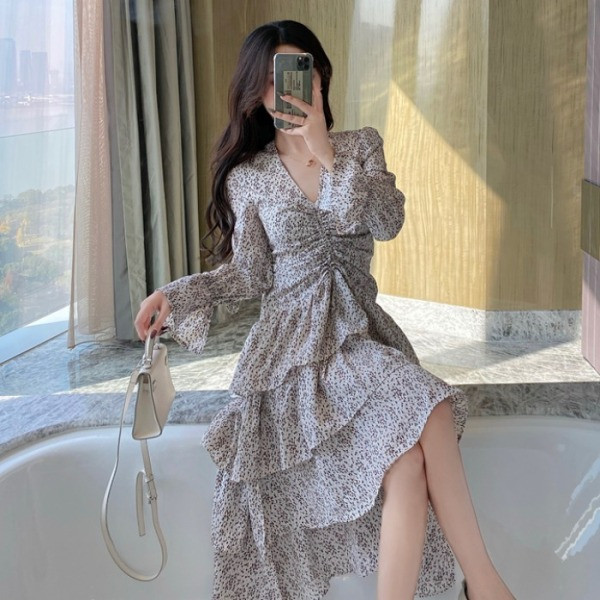 Rochie de damă asimetrică de primăvară cu decolteu spitz și mâneci lungi