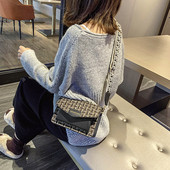 Moderna sieviešu soma ar metāla aizdari un regulējamu rokturi