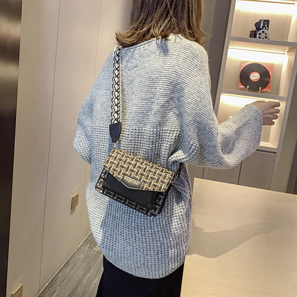 Moderna sieviešu soma ar metāla aizdari un regulējamu rokturi