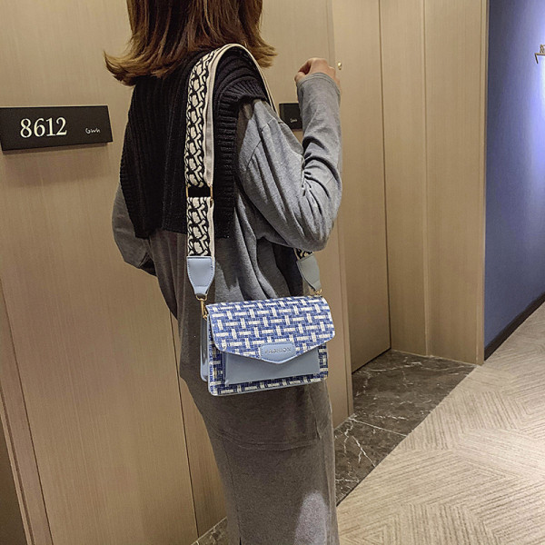 Moderna sieviešu soma ar metāla aizdari un regulējamu rokturi