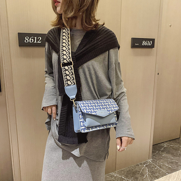 Moderna sieviešu soma ar metāla aizdari un regulējamu rokturi