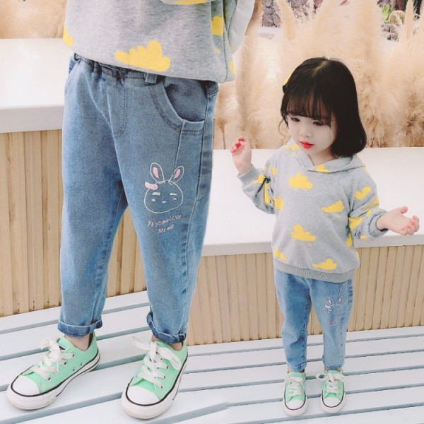 Aktuāli bērnu džinsi ar aplikāciju meitenēm