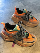 Jauns sporta sieviešu kedu modelis ar šņorēm un raupju zoli