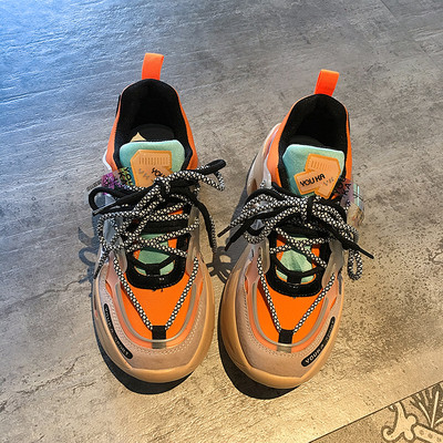 Jauns sporta sieviešu kedu modelis ar šņorēm un raupju zoli