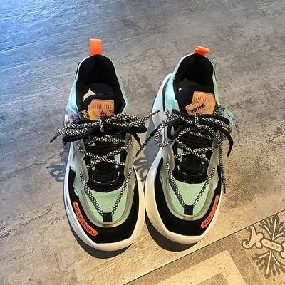 Jauns sporta sieviešu kedu modelis ar šņorēm un raupju zoli