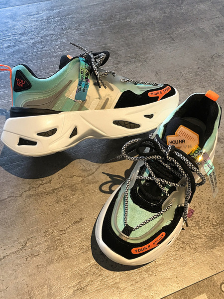 Jauns sporta sieviešu kedu modelis ar šņorēm un raupju zoli