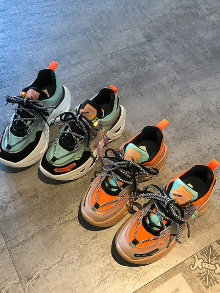 Jauns sporta sieviešu kedu modelis ar šņorēm un raupju zoli