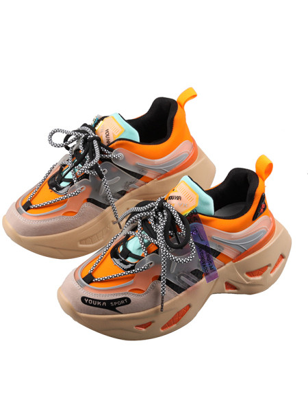 Jauns sporta sieviešu kedu modelis ar šņorēm un raupju zoli