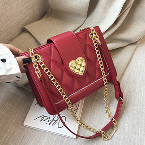 Moderna sieviešu soma no eko ādas ar metāla rokturi