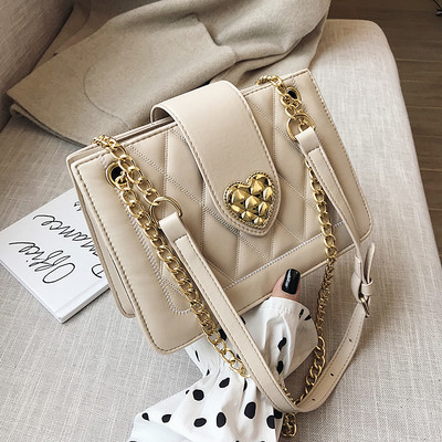 Moderna sieviešu soma no eko ādas ar metāla rokturi