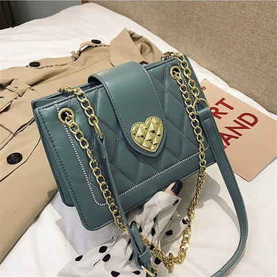 Moderna sieviešu soma no eko ādas ar metāla rokturi