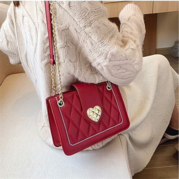 Moderna sieviešu soma no eko ādas ar metāla rokturi