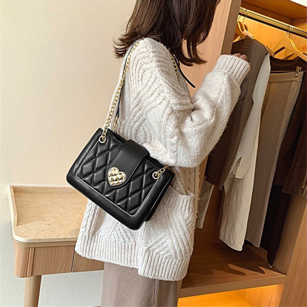 Moderna sieviešu soma no eko ādas ar metāla rokturi