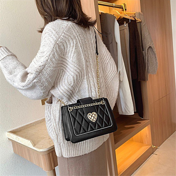 Moderna sieviešu soma no eko ādas ar metāla rokturi