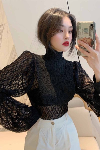 Ikdienas sieviešu blūze ar augstu polo apkakli un platām piedurknēm