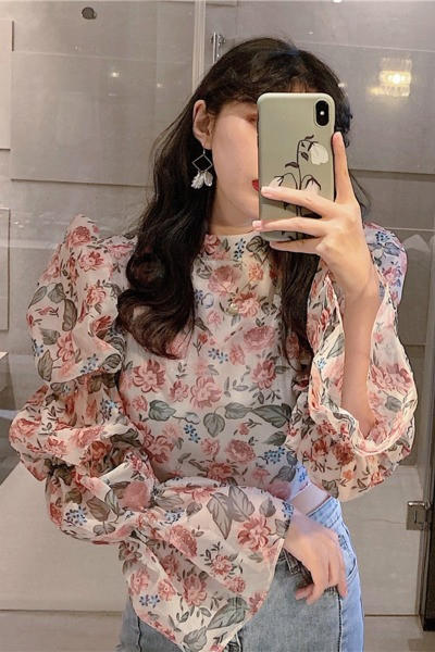 Lillemustri ja puhvis varrukatega kevadine naiste pluus