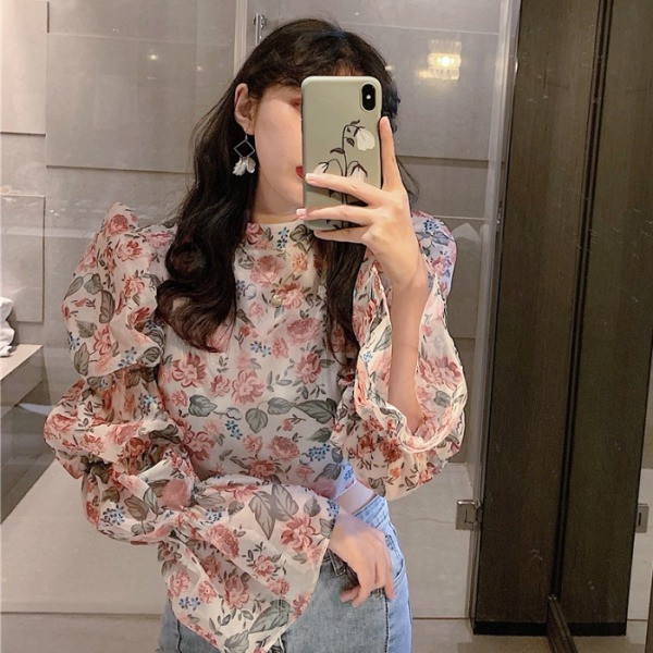 Lillemustri ja puhvis varrukatega kevadine naiste pluus