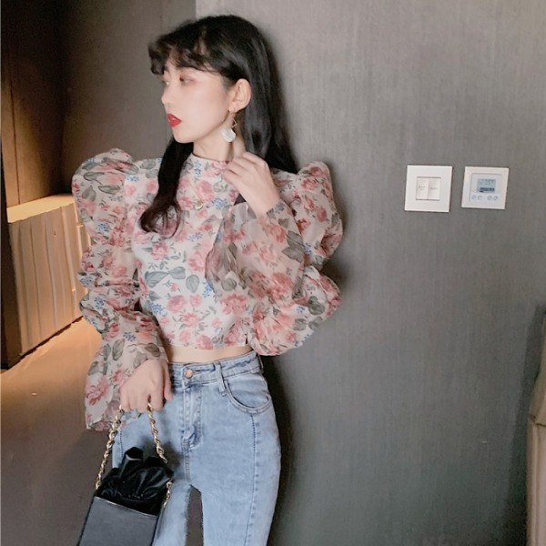 Lillemustri ja puhvis varrukatega kevadine naiste pluus