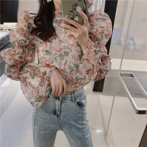 Lillemustri ja puhvis varrukatega kevadine naiste pluus