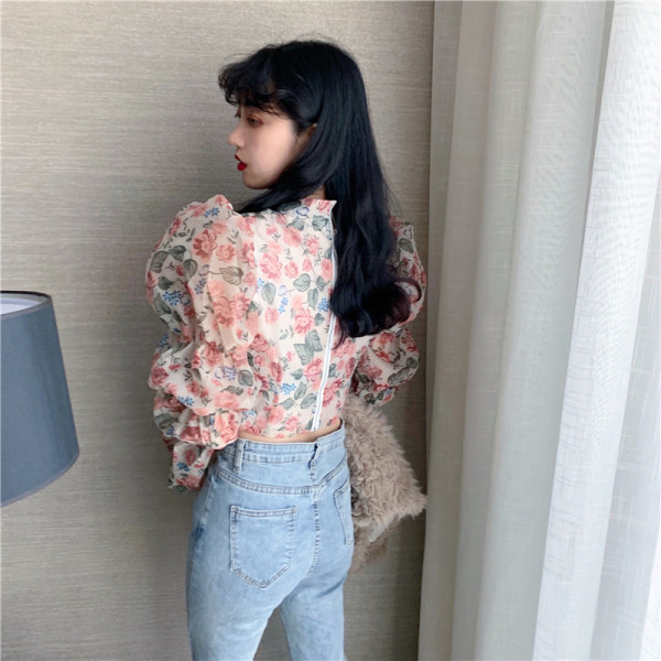 Lillemustri ja puhvis varrukatega kevadine naiste pluus