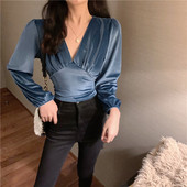 Aksominė moteriška palaidinė su špico iškirpte ir kaklaraiščiais